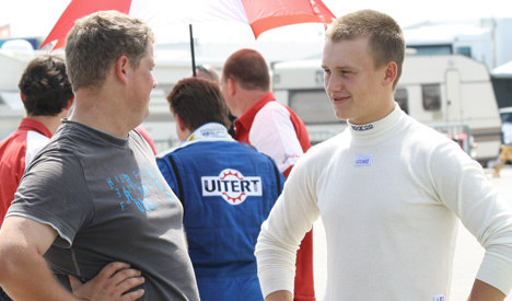Nikolaj diskuterer taktikken for race 2 med race engineer Marten De Busser før starten.